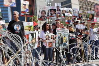 בניית מיצג בכיכר החטופים המייצג את חומרת מצבם של החטופים והחטופה בעזה