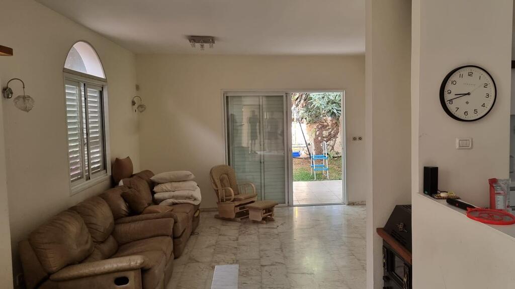 The home before the renovation (Photo: Anna Weil) הבית לפני השיפוץ