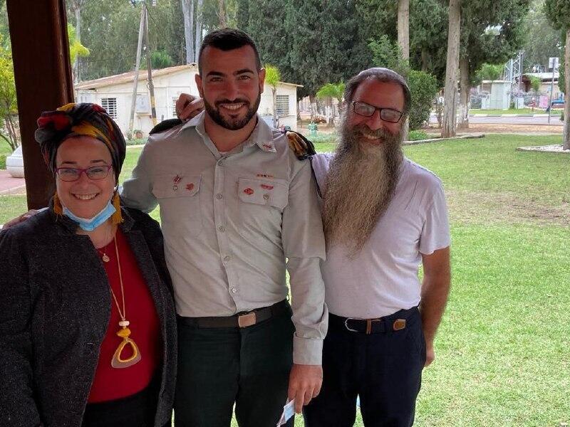 Nirel Zini, center, with his parents Osnat and Amir (Photo: Courtesy of the family) אמיר זיני לצד בנו ניראל ז"ל ואשתו אסנת