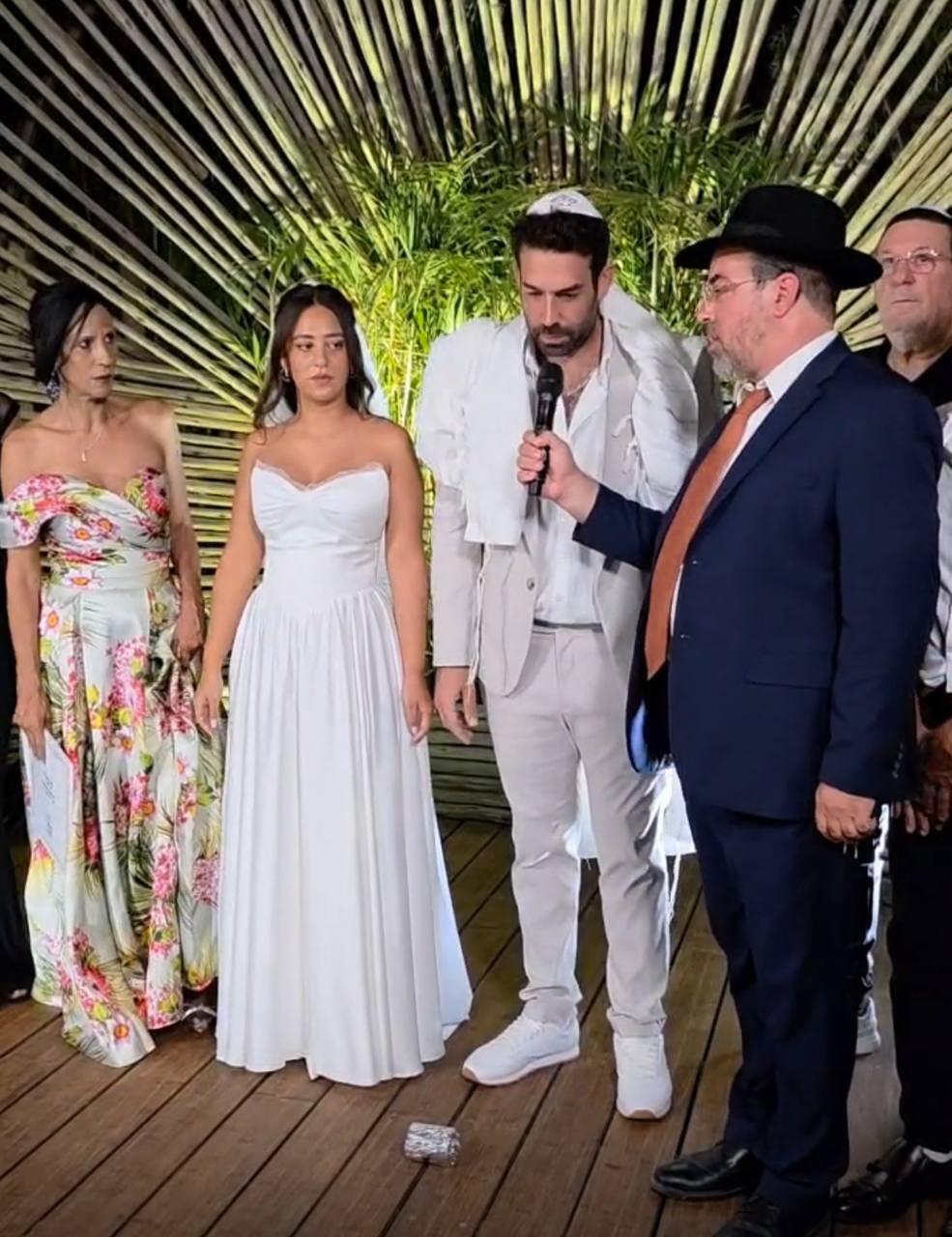 רגע לפני שבירת הכוס. רביד פלוטניק ומאי גריאני מתחתנים (צילום: באדיבות איציק אוחנה 'כיכר השבת') רביד פלוטניק חתונה מאי גריאני
