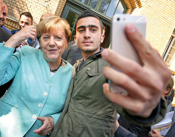 ההגירה והאכזבה. מרקל בסלפי עם פליט סורי | צילום: גטי אימג'ס, Sean Gallup yk14464498