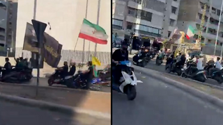 תומכי חיזבאללה עם דגלי איראן ב דאחייה ביירות לבנון במהלך דיון בממשלה על פירוק הארגון מנשק