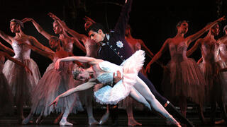 אגם הברבורים בבית האופרה המלכותית בבריטניה, 2004 אגם הברבורים בבית האופרה המלכותית בבריטניה, 2004