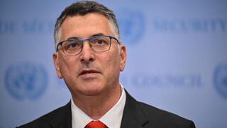 שר החוץ גדעון סער עם שגריר ישראל באו