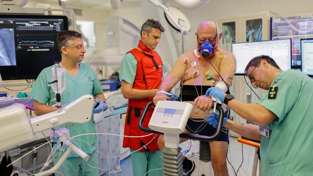 המטופל ראובן מצליח בעת ביצוע הבדיקה (צילום: ג'ני ירושלמי, דוברות איכילוב) בדיקת Invasive CPET, איכילוב