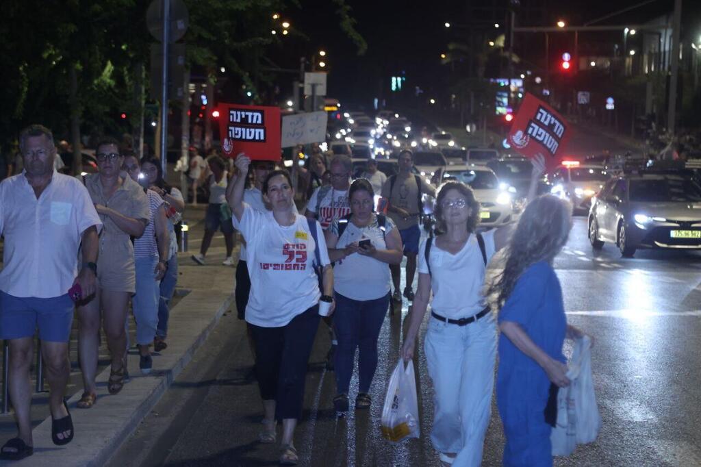 צילום: מוטי קמחי מפגינים חוסמים את איילון