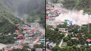 שיטפון שסחף בתים בכפר דהראלי ב הימלאיה ב הודו במדינת המחוז אוטראקהאנד