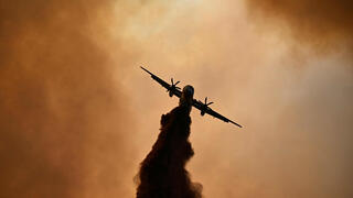 מטוס כיבוי נלחם בלהבות, היום בדרום צרפת צרפת שריפה ענקית יותר גדול מ פריז