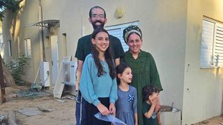 עמיחי שינדלר ומשפחתו חוזרים לקיבוץ בכרם שלום