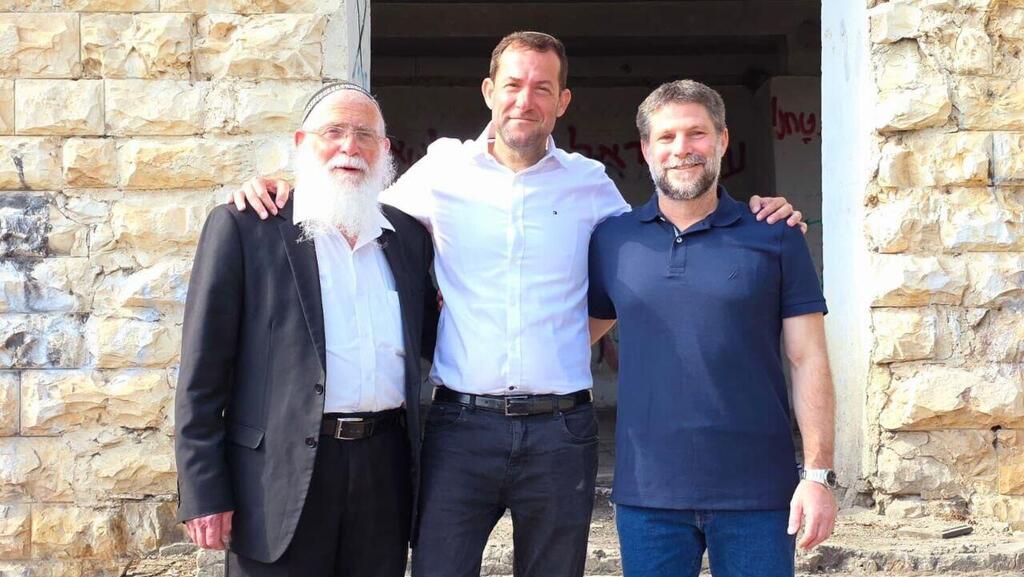 Smotrich and Yossi Dagan, head of the Samaria Regional Council, at Sa-Nur last summer בצלאל סמוטריץ' ומשפחות גרעין השיבה בביקור בשא-נור