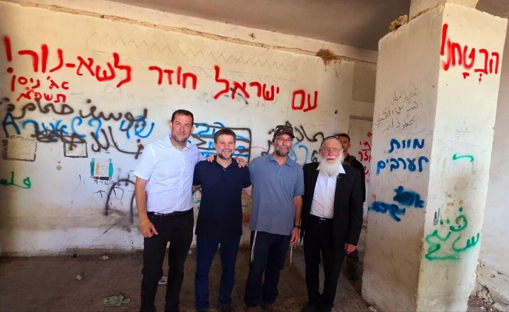 Smotrich in Sa-Nur, last August; the plan: to move bases to a settlement that was evacuated during the disengagement בצלאל סמוטריץ' ומשפחות גרעין השיבה בביקור בשא-נור