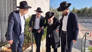 הרב דוב לנדו בדרך לבקר את האברכים