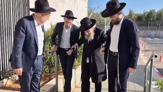 הרב דוב לנדו בדרך לבקר את האברכים