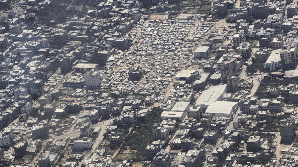 Gaza City as seen from a Jordanian plane airdropping humanitarian aid (Photo: Raad Adayleh/AP) העיר עזה כפי שנראית ממטוס ירדני שמצניח סיוע הומניטרי