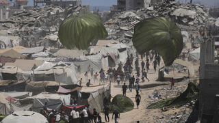 סיוע הומניטרי מוצנח ממטוס מעל רצועת עזה סיוע הומניטרי מוצנח ממטוס מעל רצועת עזה