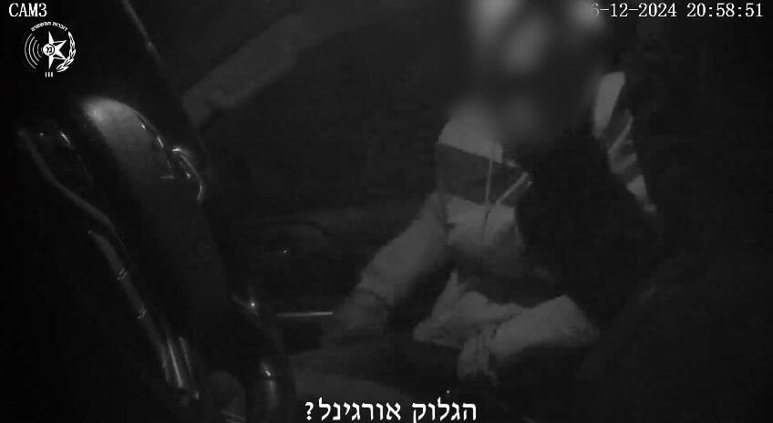 מתוך התיעוד. "הפליל יותר מ-50 דמויות בעולם הסחר הבלתי חוקי" (צילום: דוברות המשטרה) בעזרת הסוכן הסמוי "האציל" נעצרו מעל 50 חשודים בסחר באמל"ח במגזר הערבי