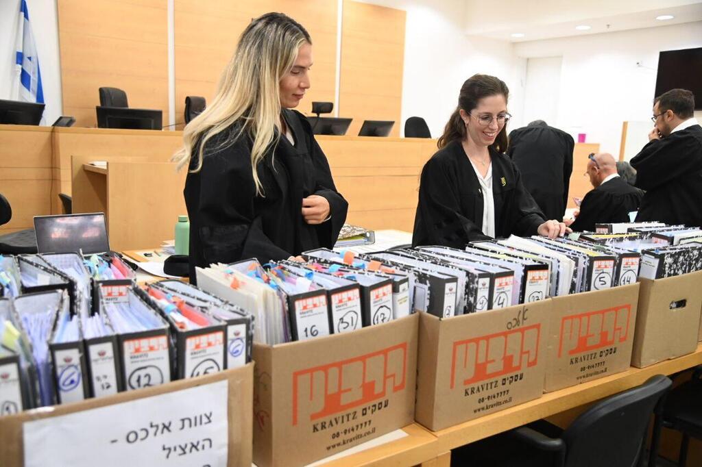 כתבי האישום בפרשה, הבוקר בבית המשפט (צילום: יאיר שגיא) כתבי אישום הוגשו במחוזי לוד נגד החשודים בסחר באמל"ח