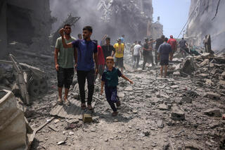 פלסטינים זירת תקיפה בשכונת זייתון עזה רצועת עזה