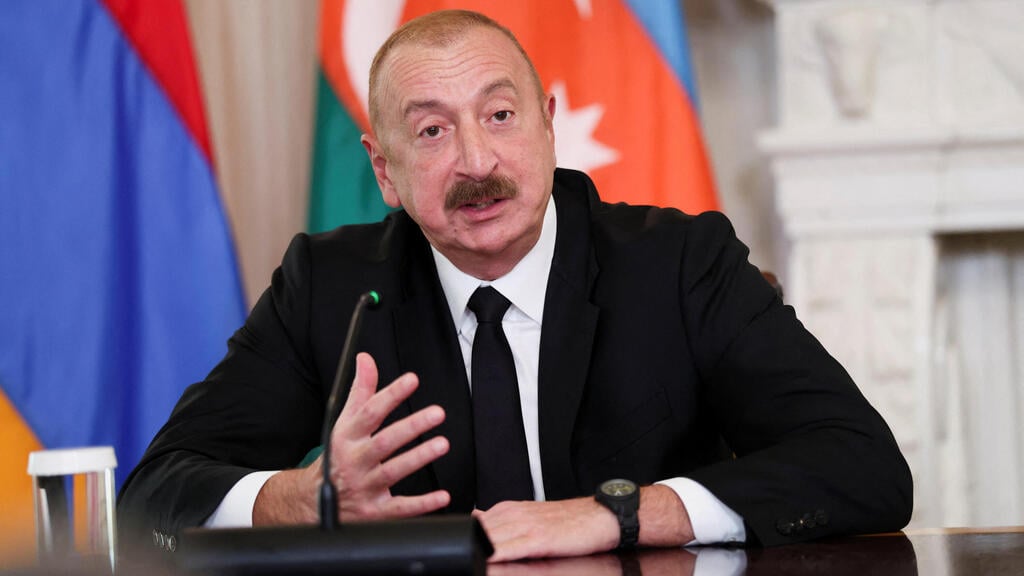 Azerbaijan's President Ilham Aliyev announced that he will not send troops to the proposed peacekeeping force in the Gaza Strip (Photo: Kevin Lamarque/Reuters) נשיא ארה"ב בפגישה עם נשיא אזרבייג'ן וראש ממשלת ארמניה