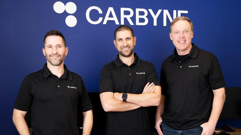 בכירי קרביין. מימין: כריס היל COO, אמיר אליחי CEO ויו"ר, אלכס דיזנגוף CTO (צילום יח"ץ קרביין) מימין: כריס היל COO, אמיר אליחי CEO ויו"ר, אלכס דיזנגוף CTO