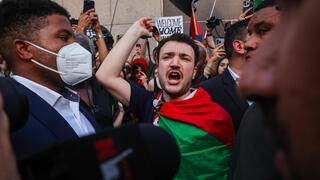 מחמוד חליל בהפגנה שעות אחרי שחרורו