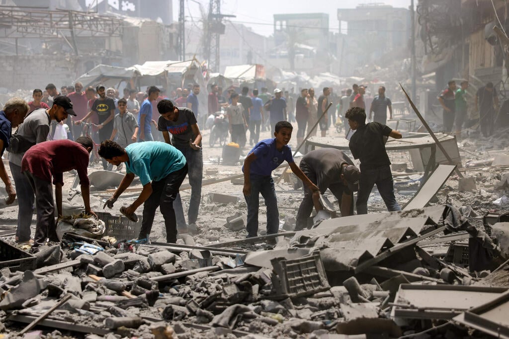 Photo: BASHAR TALEB / AFP פלסטינים זירת תקיפה בשכונת זייתון עזה רצועת עזה