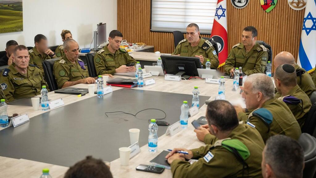 Zamir with senior IDF commanders (Photo: IDF Spokesperson's Unit) הרמטכ"ל אייל זמיר בשיח עם מפקדי האוגדות בפיקוד הדרום