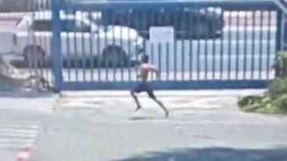 תיעוד רגעי הבריחה ממעצר של הנער במחוז חוף