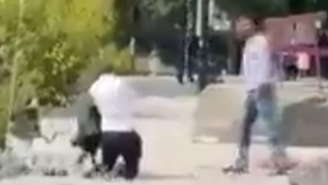 התוקף מימין ליד היהודי ובתו