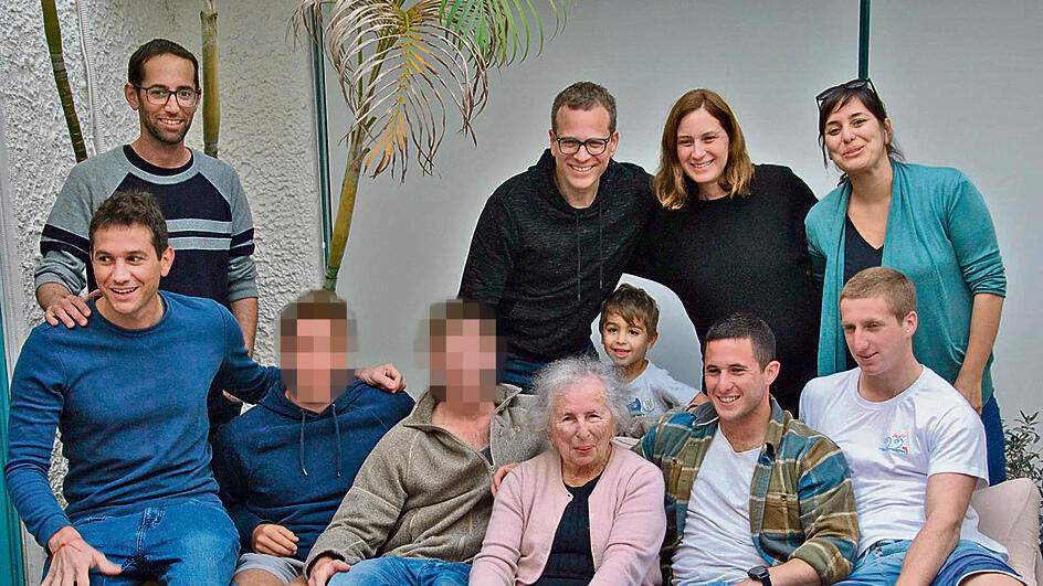 משפחת חיל הים. פולט ובני משפחתה (מתוך אלבום משפחתי) yk14469869
