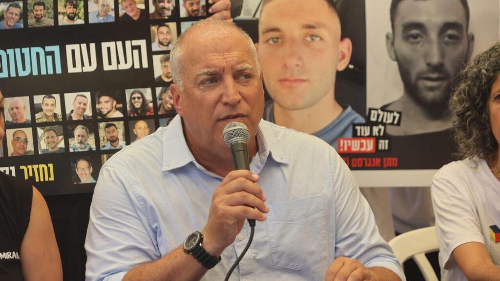 איל אשל. "ועדת חקירה ממלכתית עכשיו" (צילום: מוטי קמחי ) איל אשל במסע"ת של משפחות חטופים בעזה ומשפחות חללי ה-7 באוקטובר