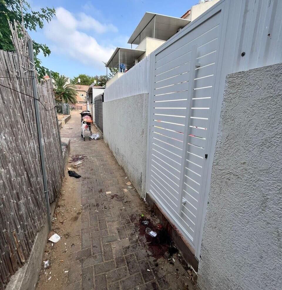 חצר הבית באשדוד אליו נזרק רימון (צילום: גדי קבלו) חצר הבית באשדוד אליו נזרק רימון