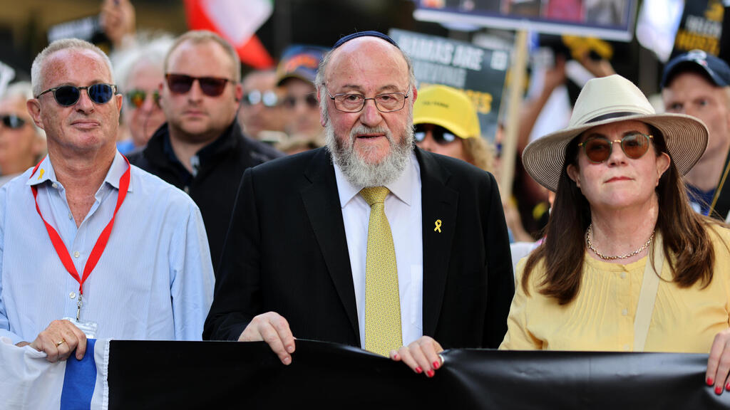 Britain’s Chief Rabbi Ephraim Mirvis warned that calls to “globalize the intifada” contributed to the attacks in Manchester and Sydney (Photo: Belinda Jiao/Getty Images) הפגנת תמיכה בישראל בלונדון, בריטניה
