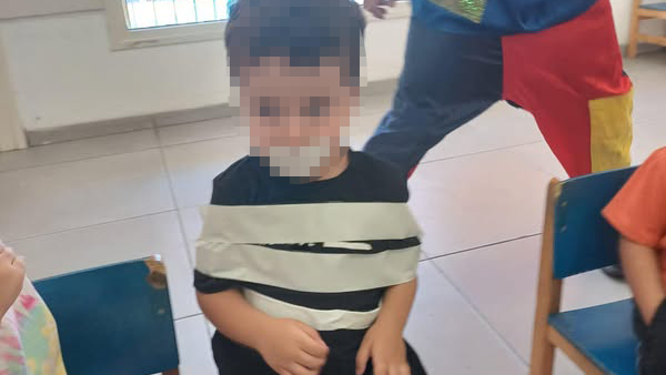 ליצן קשר ילד לכיסא במהלך פעילות במעון