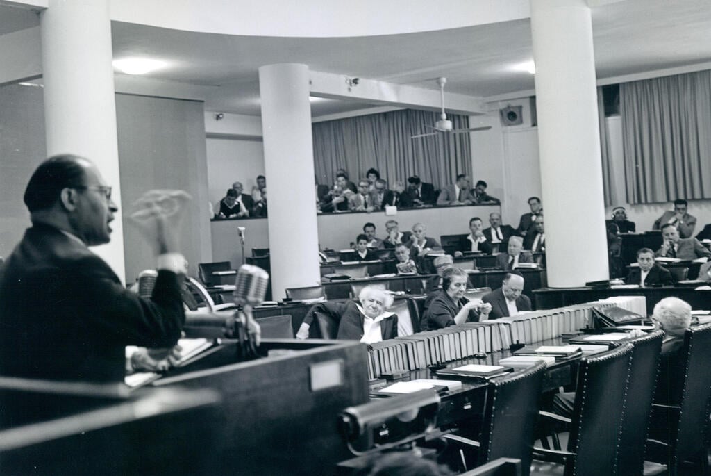 מנחם בגין נואם בישיבת הכנסת החמישית מנחם בגין נואם בישיבת הכנסת החמישית