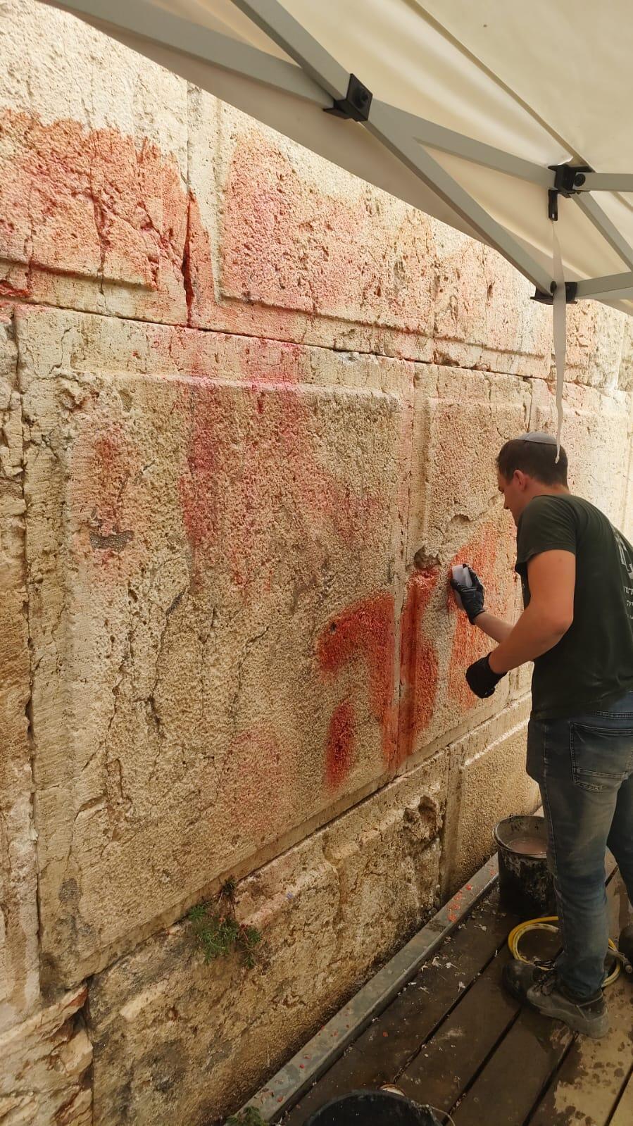 ניקוי הכתובת (צילום: מינהל שימור, רשות העתיקות) ניקוי הכתובת