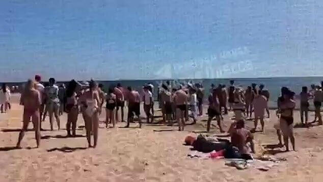 הרוחצים ההמומים על החוף באודסה, אחרי הפיצוצים הקטלניים אוקראינה אודסה רוחצים נכנסו לשחות בים נהרגו מ פיצוץ מוקשים