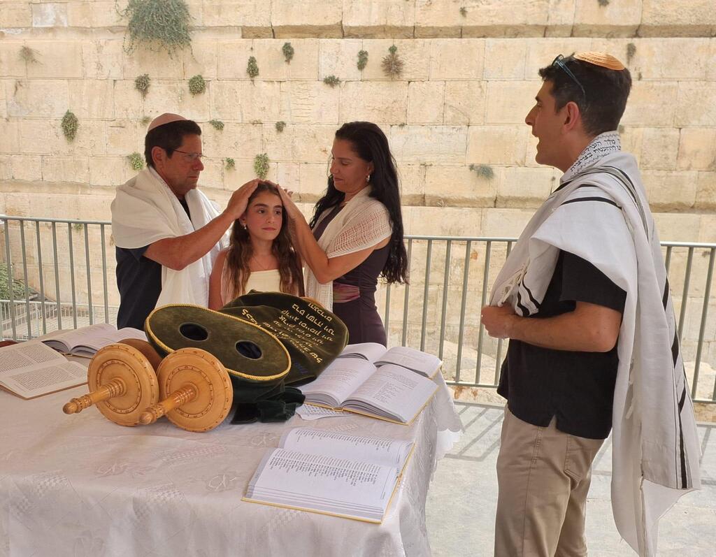 למרות הכתובת מעוררת המחלוקת והאובך: חגיגות בת מצווה ב"עזרת ישראל" בכותל (צילום: דוברות התנועה המסורתית) למרות הכתובת מעוררת המחלוקת והאובך: חגיגות בת מצווה ב"עזרת ישראל" בכותל