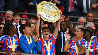 דבני מניף את מגן הקהילה