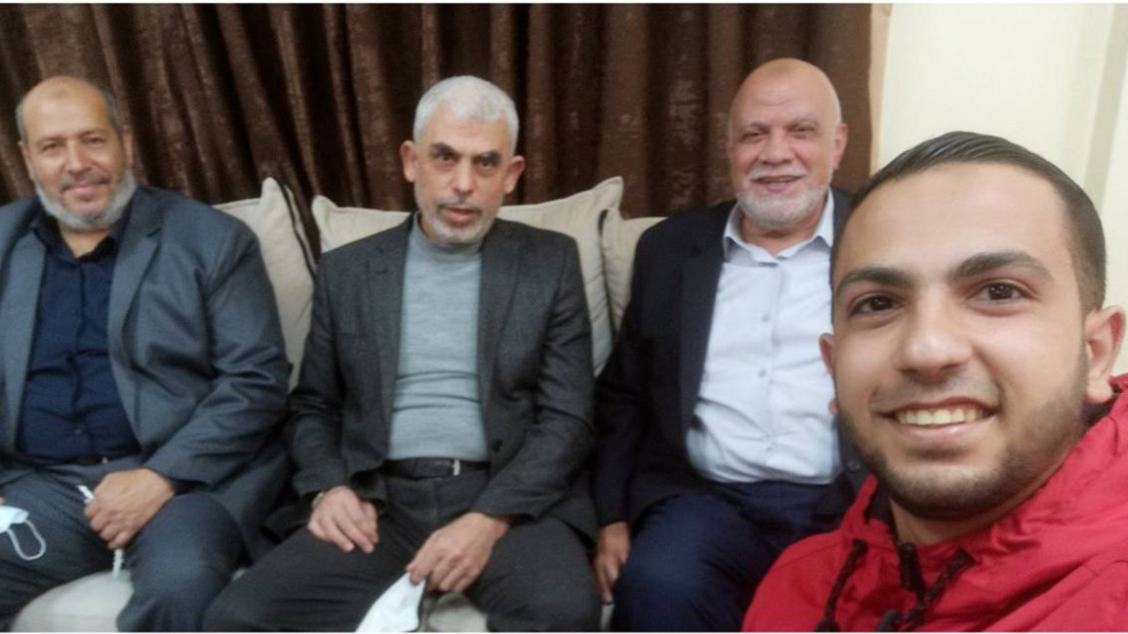 Anas al-Sharif next to senior Hamas officials, including Sinwar and Khalil al-Hayya אנס א-שריף יושב עם בכירי חמאס