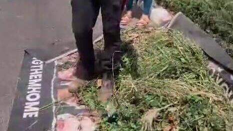 תיעוד מכעיס מחיפה: אספו פסולת על גבי כרזת חטופים