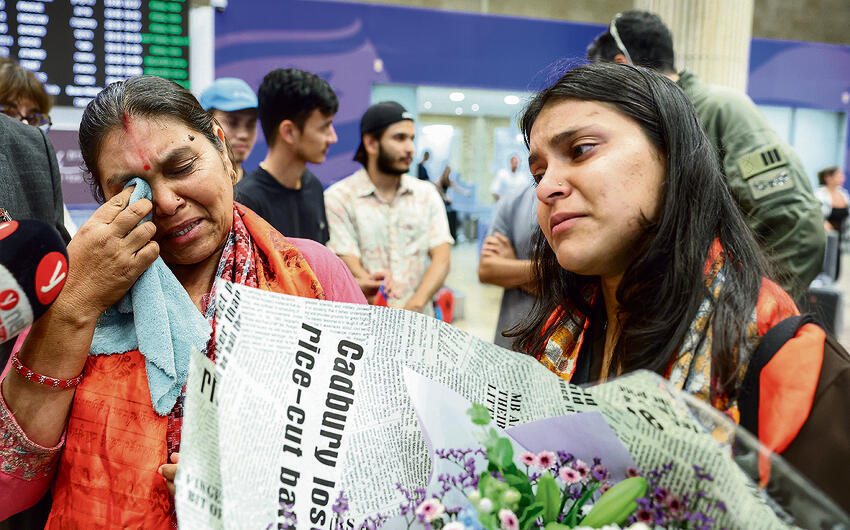אמו ואחותו של החטוף הנפאלי ביפין ג'ושי, אתמול בנתב"ג | צילום: דנה קופל yk14473217