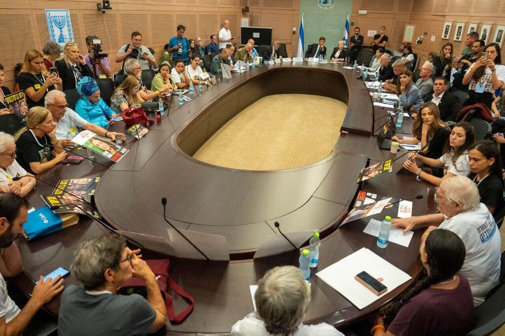 Coalition considers bypassing legal advice to advance the bill. Foreign Affairs and Defense Committee (Photo: Shalev Shalom) ועדת חוץ וביטחון