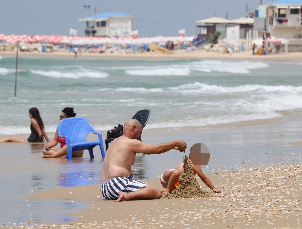 צילום: יריב כץ תושבי בת ים מתמודדים עם השרב הכבד