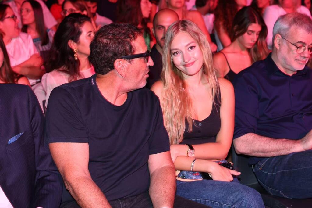 הספיק להכיר אותה לחברים הקרובים. איל ולדמן ובת הזוג מאיה (צילום: רפי דלויה ) איל ולדמן בת זוג מאיה תצוגה שנקר