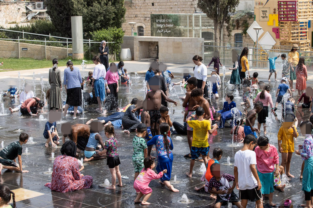 מתרעננים במזרקות מים בירושלים (צילום: אלכס קולומויסקי ) מזרקות מים בירושלים