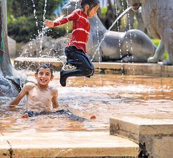 טובלים במזרקה בירושלים | צילום: אלכס קולומויסקי yk14474096