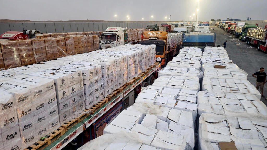 Trucks loaded with aid waiting to enter Gaza (Photo: REUTERS/Stringer) משאיות במעבר רפיח