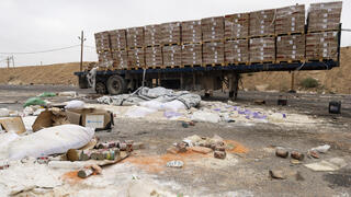 סיוע המניטרי מפוזר ליד כיסופים