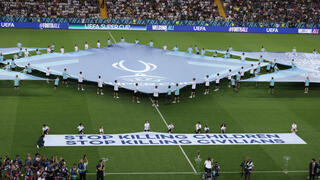  השלט נגד הרג ילדים בסופר קאפ האירופי